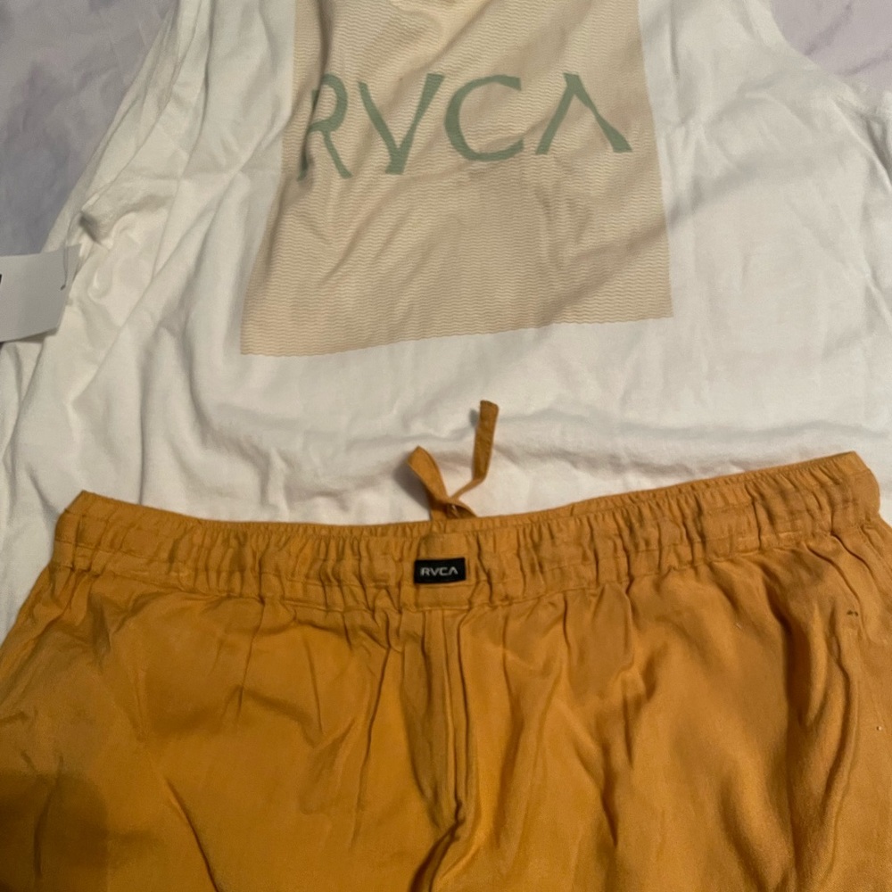 Beach ready RVCA outfit 🌊